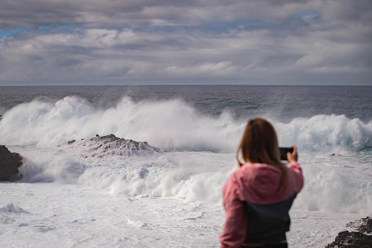 Una mujer fotografía la costa de Tacoronte, la semana pasada, durante la borrasca Kristin.