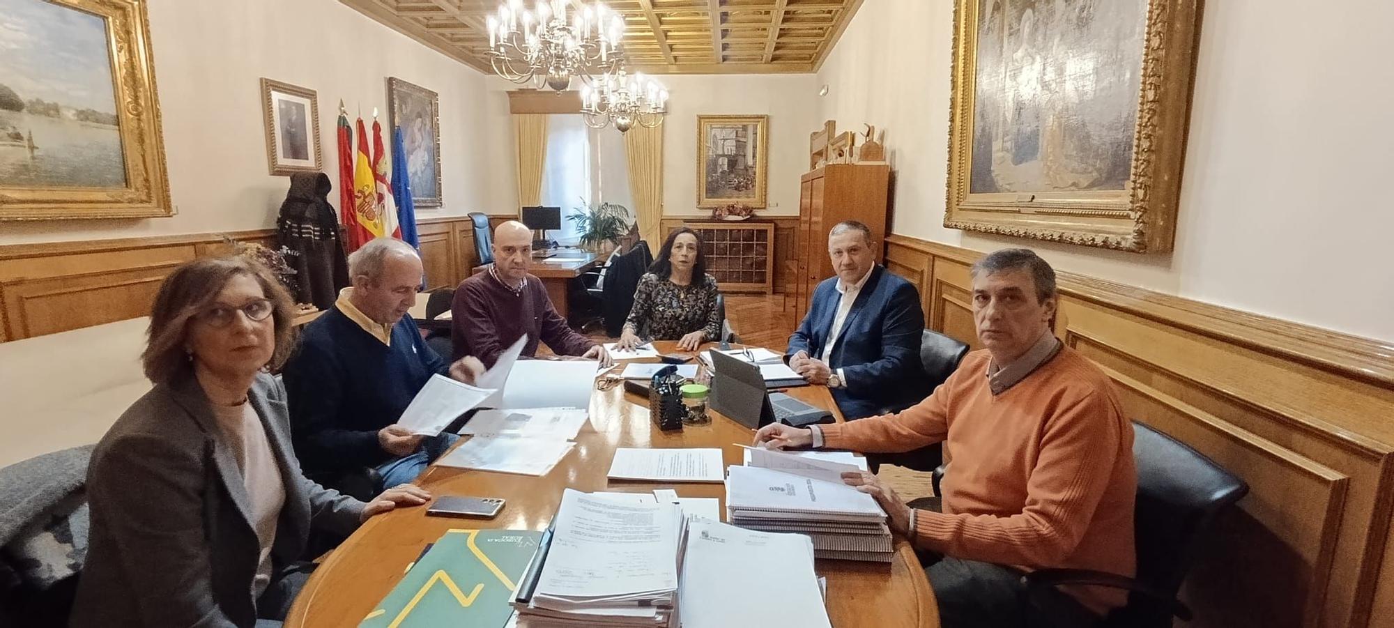 Reunión para la renovación del convenio para el parque de bomberos de Toro