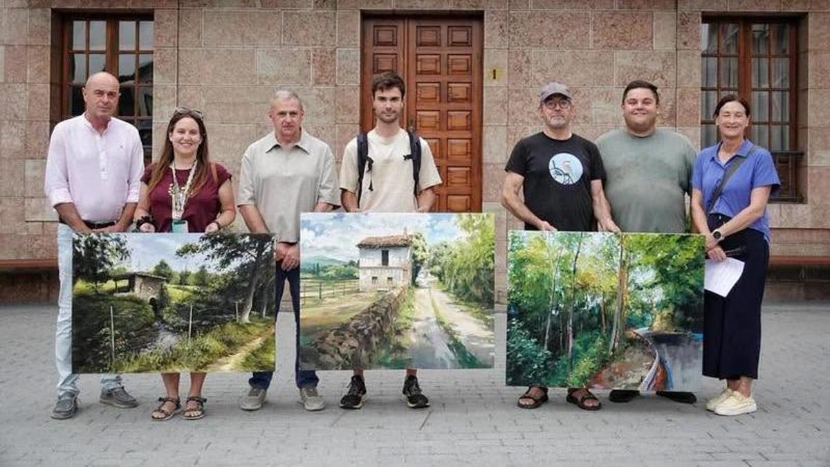Los premiados junto a las autoridades locales.