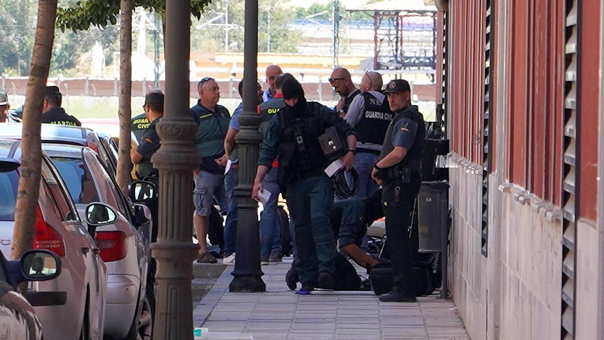 Miembros de la Guardia Civil durante el operativo en Santovenia de Pisuerga, Valladolid.