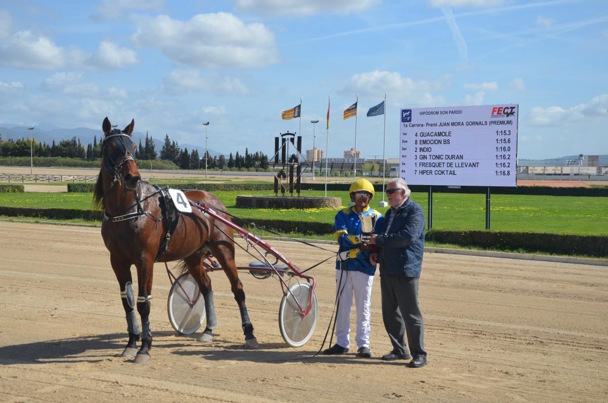 Joan Bauzá recibe el trofeo del ‘Premi Joan Mora Gornals’