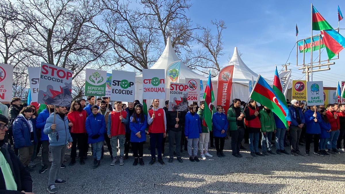 Las protestas ecologistas de los azerís impiden el paso en el Corredor del Lachin.