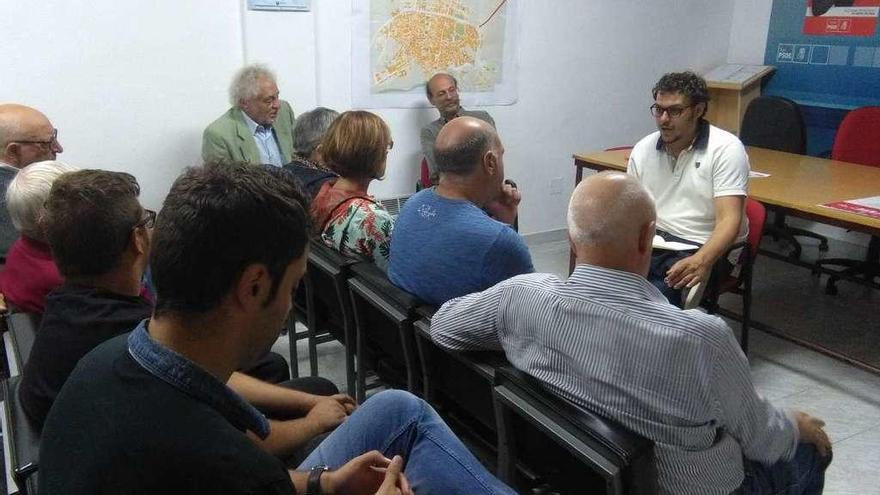 Del Bien expone a militantes de la comarca su proyecto de partido si es elegido Secretario Provincial.