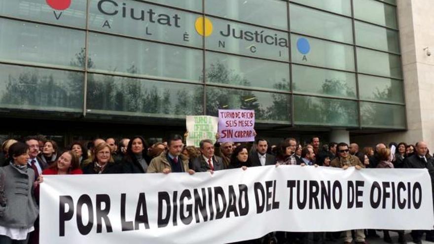 Una de las primeras protestas en el Palacio de Justicia de Valencia contra los impagos del Consell al turno de oficio.