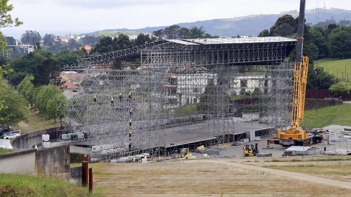 Técnicos trabajando en el montaje de los dos escenarios principales del festival O Son do Camiño. | Antonio Hernández