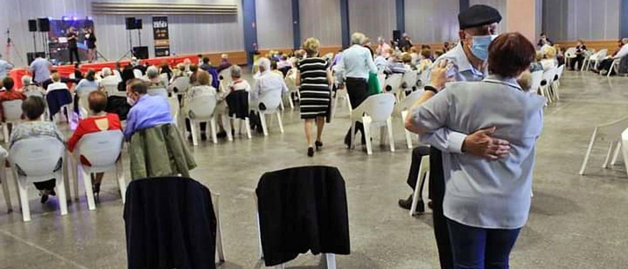 Una pareja bailando en el acto de los jubilados de Oliva que tuvo lugar el viernes en el Centre Polivalent, motivo de una de las dos denuncias.    | LEVANTE-EMV