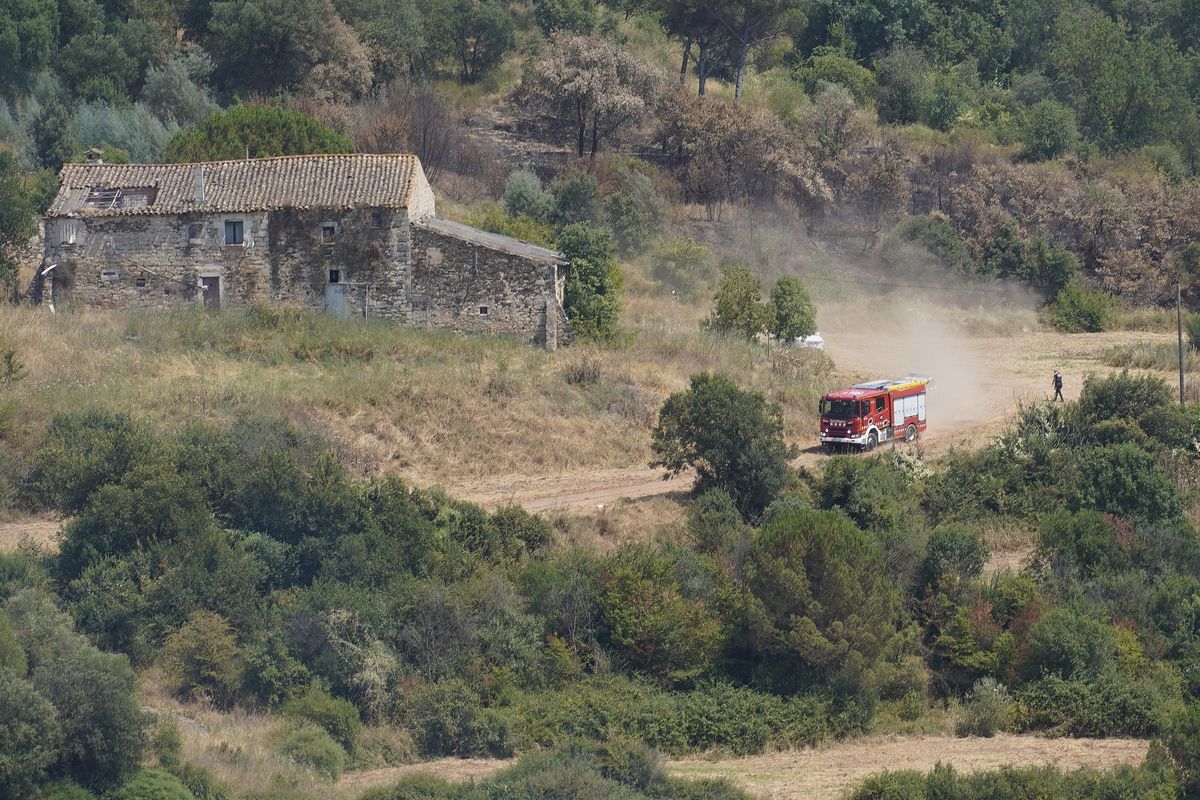 Un camió dels Bombers a la zona de l'incendi de divendres passat.
