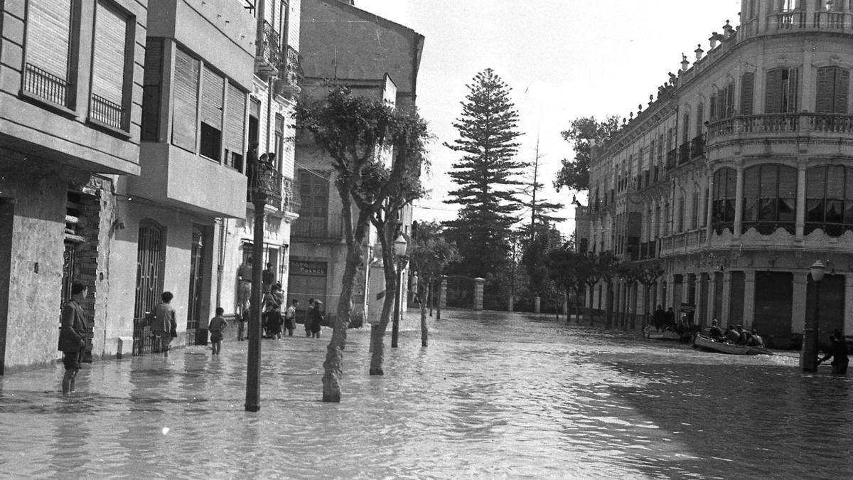 El centro del casco urbano de Orihuela inundado tras una de las riadas que afectó a la Vega Baja en la década de los años 40 del pasado siglo