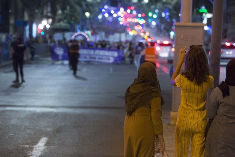 “No es no, lo demás es violación” y “La tumba del machismo, Alicante será”, son algunas de las consignas que se escuchado por las calles de la ciudad