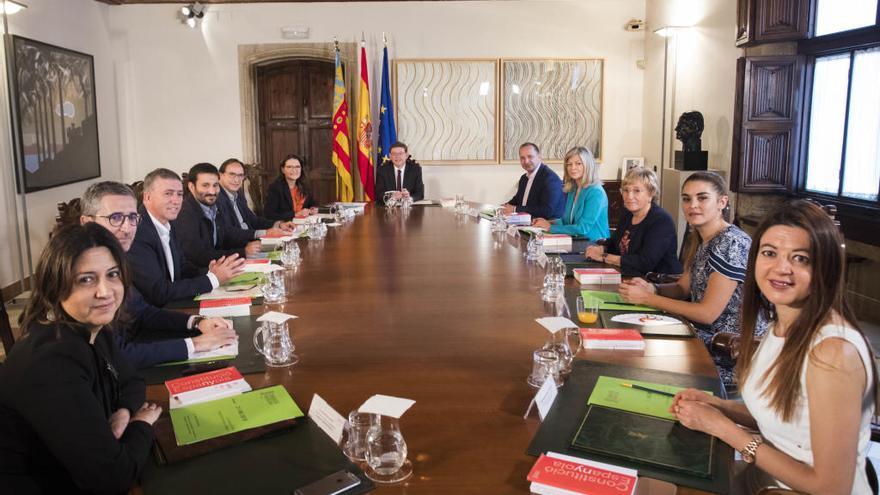 Las conselleras Rosa Pérez y Carolina Pascual en primer plano, con el resto del Consell ayer en la primera reunión.