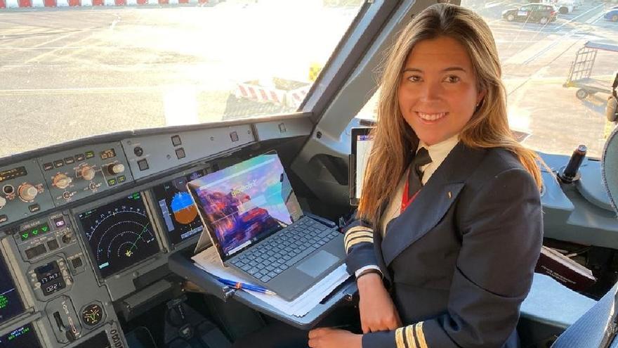 María Gomis en el asiento de copiloto de la cabina de vuelo.