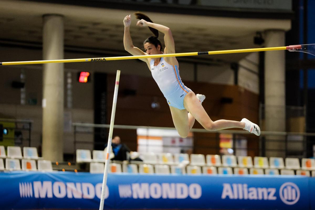 Mònica Clemente en el salt en què establia el nou rècord absolut català