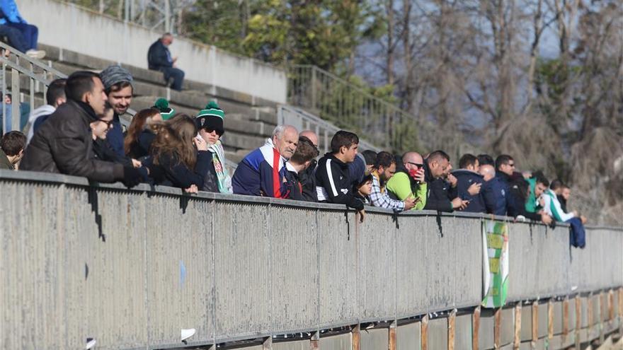 Un centenar de aficionados arropa al Córdoba CF antes de partir a Murcia