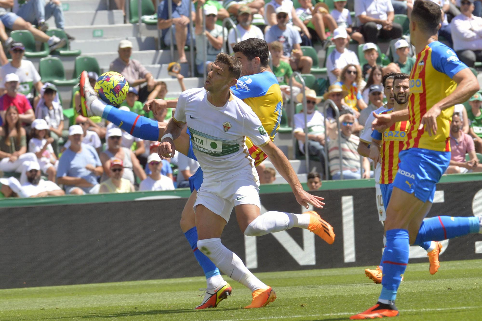 El Elche pone la alfombra al Valencia (0-2)