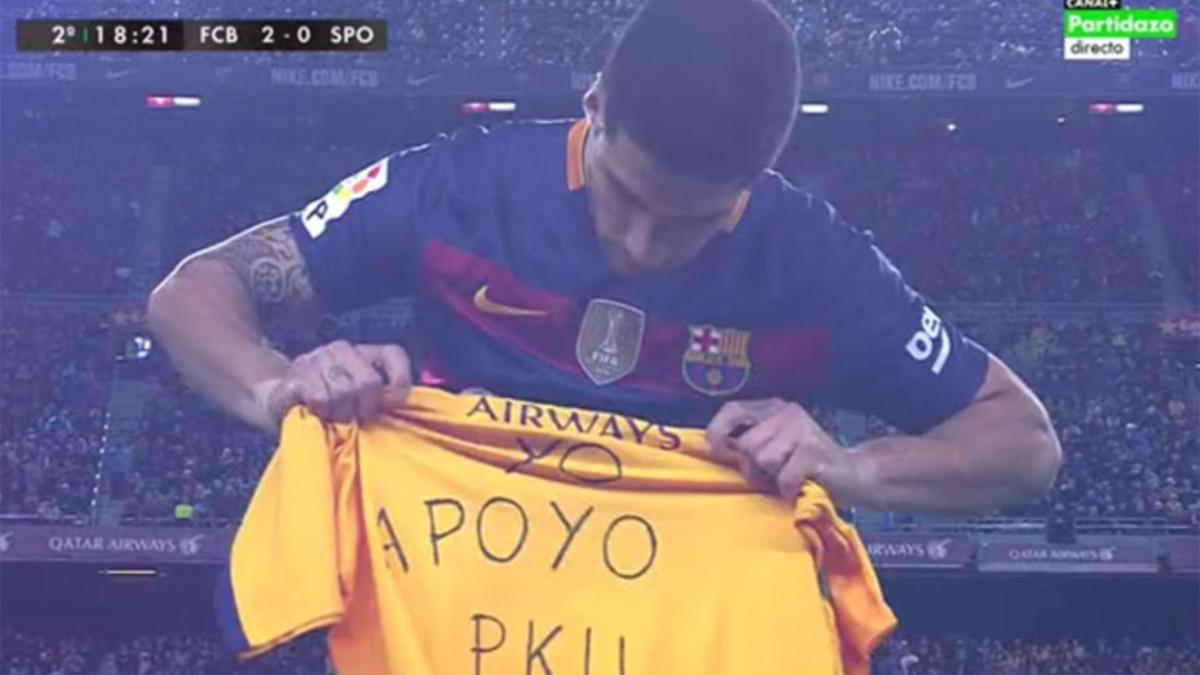 Luis Suárez mostró la camiseta a las cámaras