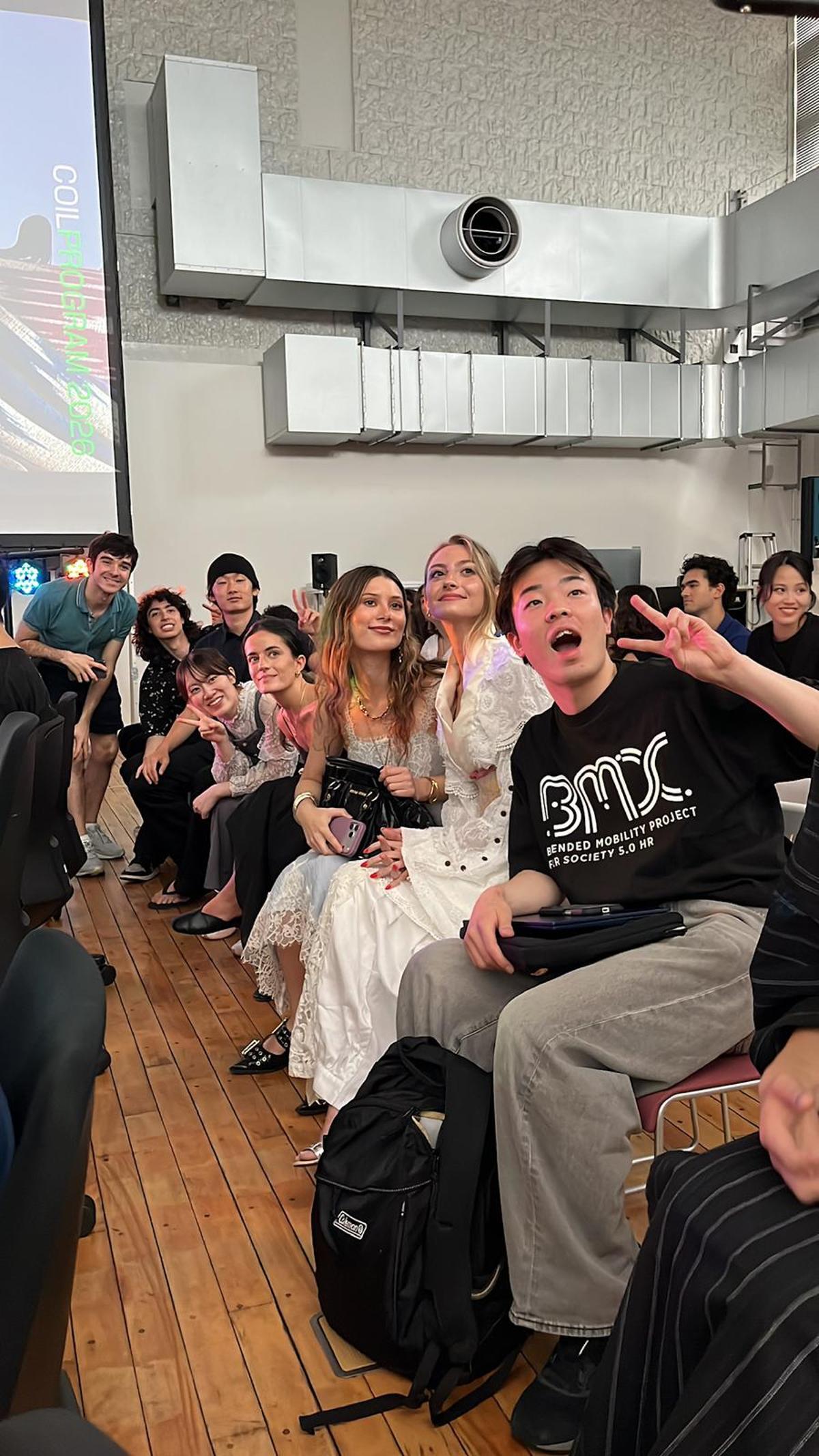 Alumnos españoles y japoneses trabajan en la reinterpretación sostenible del yukata dentro del Programa Internacional de Inmersión CEU-Japón.