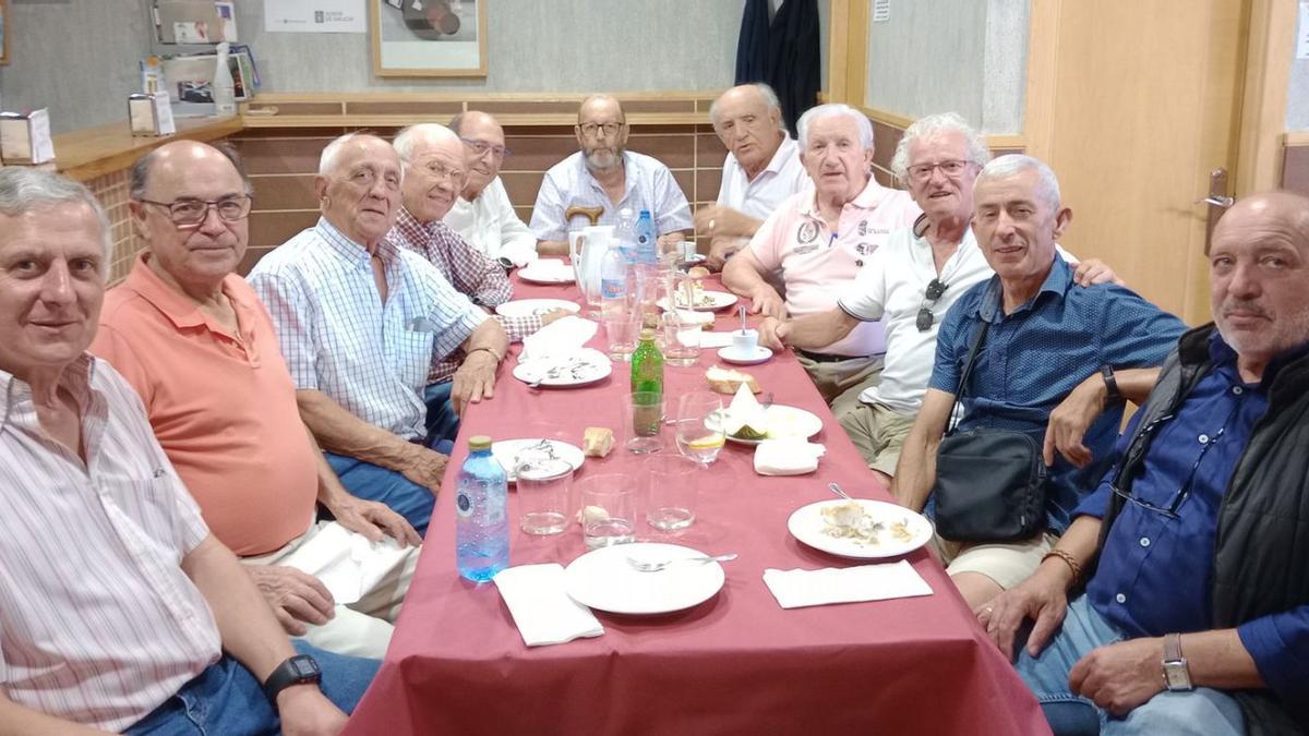 Una atlética comida. Entre las fotos que se sumaron en el paréntesis de las vacaciones de la sección aguardaba en primer lugar la de esta reunión en el Restaurante Sol Poniente de Cangas. Mirad a estos ex combatientes, antiguos atletas del Celta conmemorando el cincuentenario de los Juegos Olímpicos de Múnich 1972, que se celebraban en aquella semana, medio siglo atrás, en la ciudad de la República Federal Alemana. Ese año, con el brutal atentado palestino a los atletas israelíes, participaron Carlitos Pérez en Maratón y Javier A.Salgado en 5.000 y 10.000 metros. Aquí tenéis la foto del momento y de izquierda a derecha: Evaristo Cancelas, Manuel Germade, José Lores, Franco Cobas, Andrés Freire, Manoliño Cangas, Raimundo Viñas, Carlos Pérez, Paradita, Estanis Durán y Javi García.