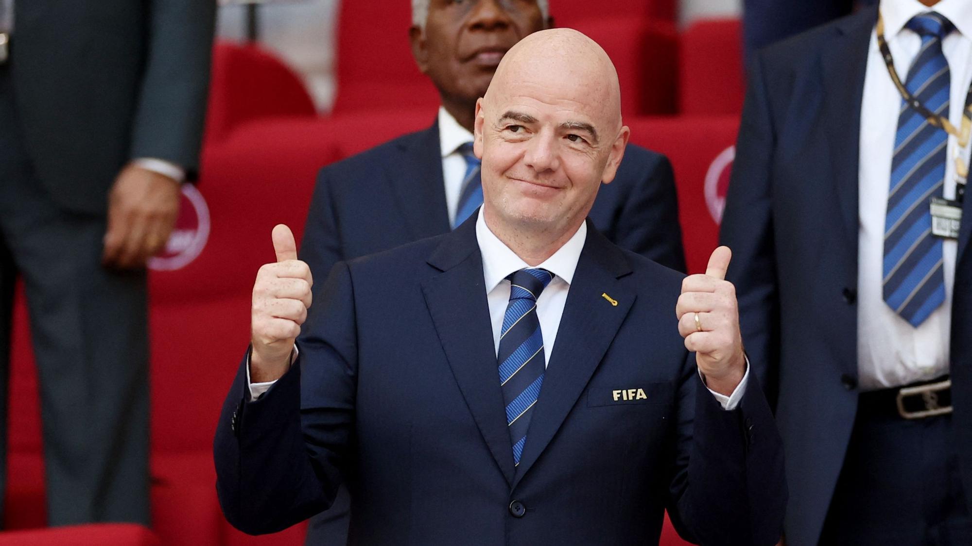 El presidente de la FIFA, Gianni Infantino, en las gradas antes del partido Inglaterra-Irán.