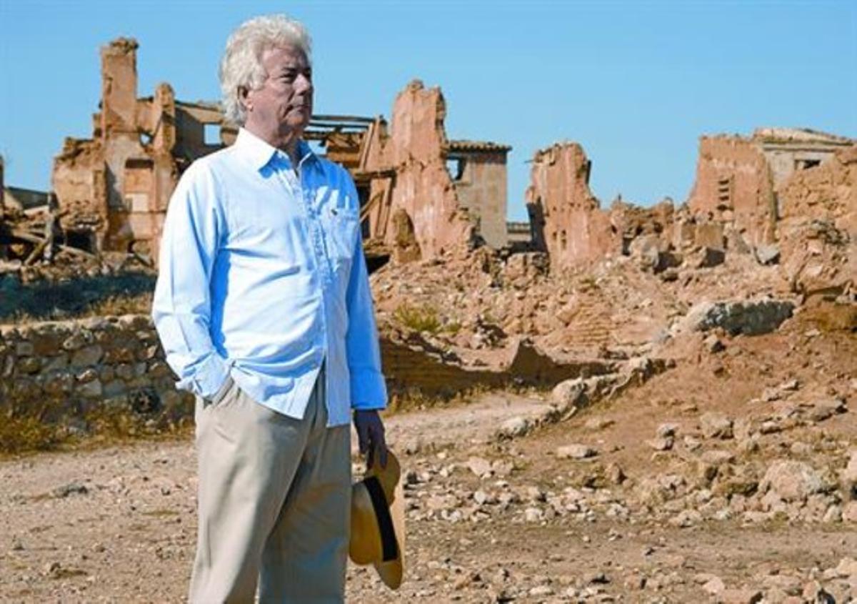 Ken Follett, fa uns dies a les ruïnes del poble aragonès de Belchite.