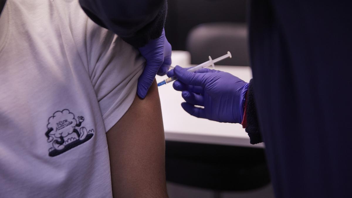 Archivo - Detalle de una persona recibiendo la vacuna contra la covid.