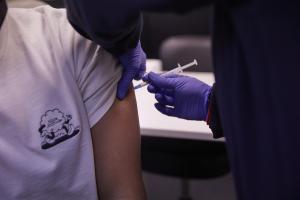 El 73% dels casos d’efectes adversos de la vacuna covid els van patir dones