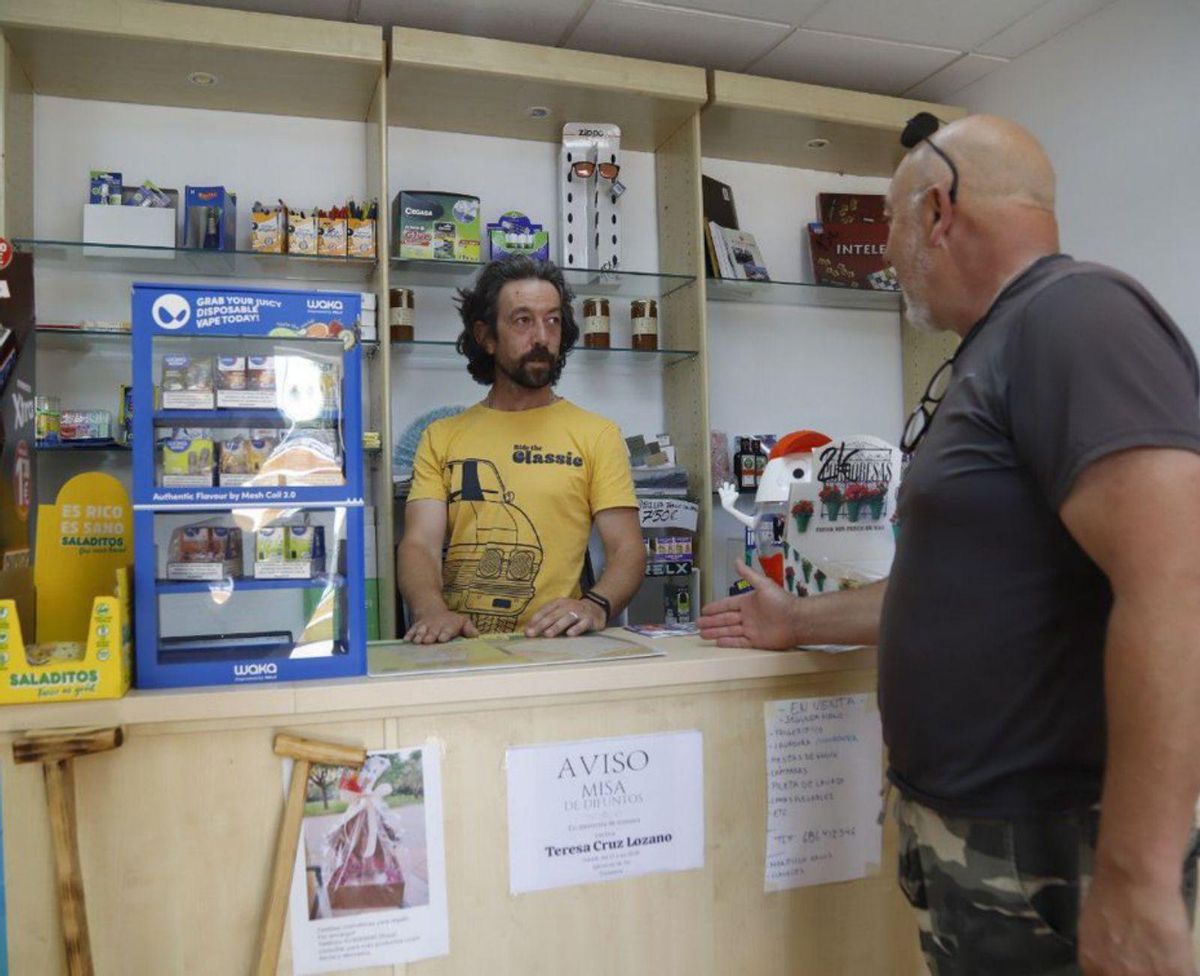 Un cliente compra en el estanco de Rafa, en Trassierra, donde los clientes aumentan en esta época.