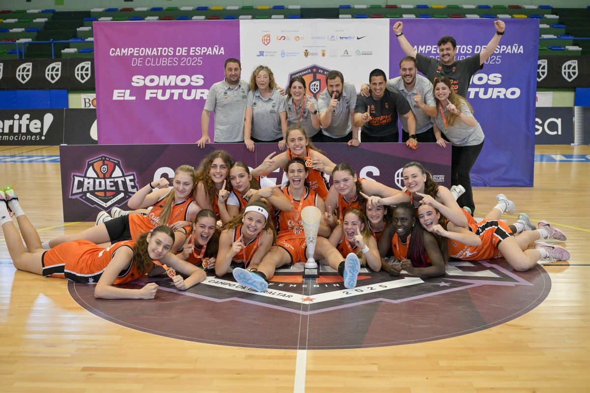 La alegría de las cadetes del Valencia Basket tras levantar el trofeo