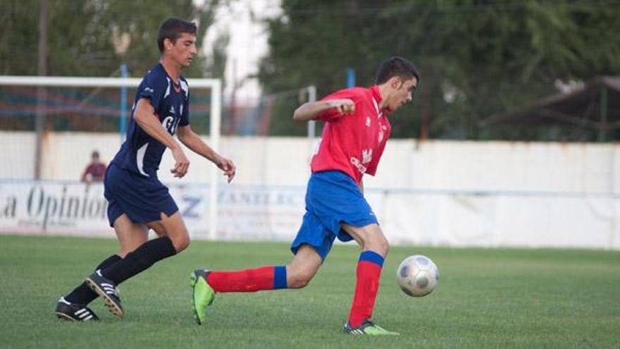 Uno de los jugadores del Benavente intenta ganar la banda en uno de los ataques de la escuadra de Ángel Luis Pérez.