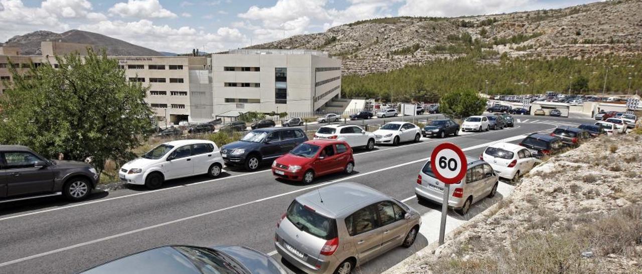 Los automóviles colapsan el tráfico de los viales del Hospital de Elda.