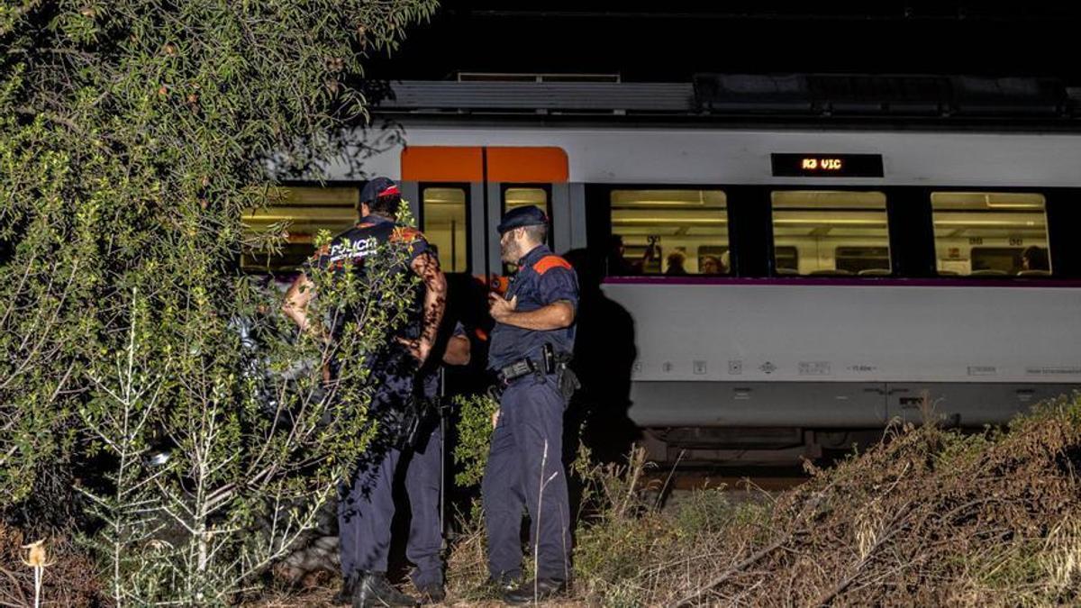 Agentes de los Mossos, junto al tren de la R3 implicado en el atropello, el domingo por la noche