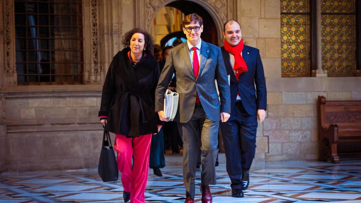 El president de la Generalitat, Salvador Illa, amb els consellers Alícia Romero i Albert Dalmau