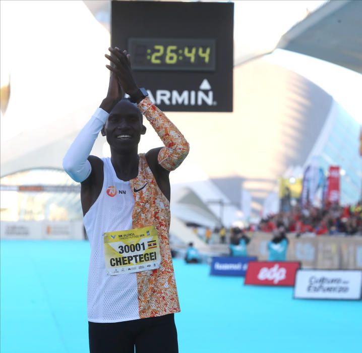 El ugandés en su llegada a la meta en el Maratón V