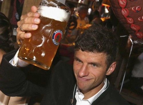 Pep Guardiola y su pareja, Cristina Serra, han asistido a la tradicional Oktoberfest de Munich, a la que también acudido jugadores como Xabi Alonso, Thiago, Müller y Lewandowski