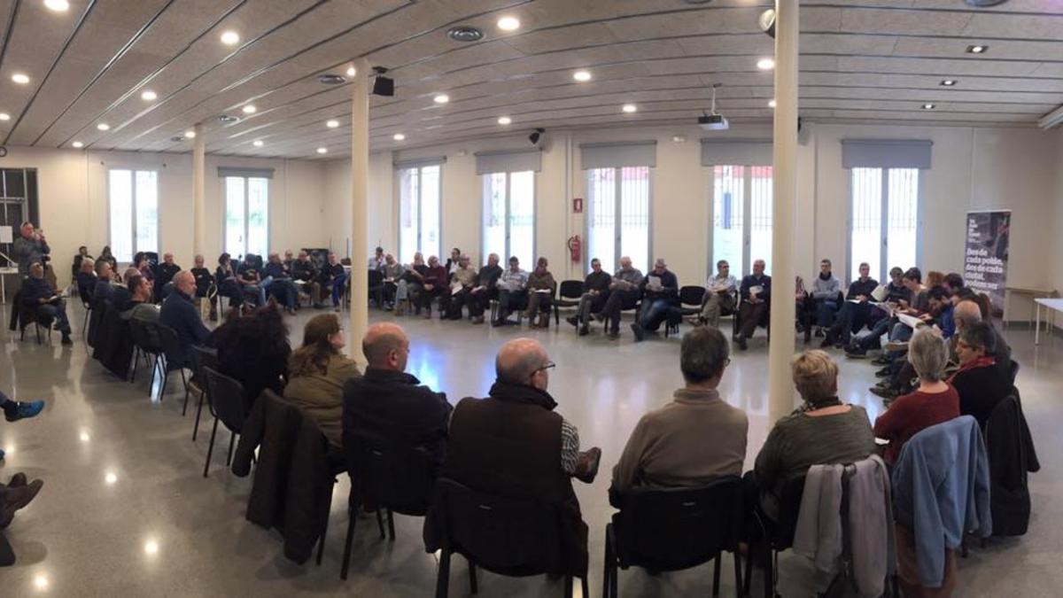 Imagen de la reunión inicial de la confluencia de izquierdas en Mataró, celebrada el pasado mes de febrero en el Cafè de Mar.