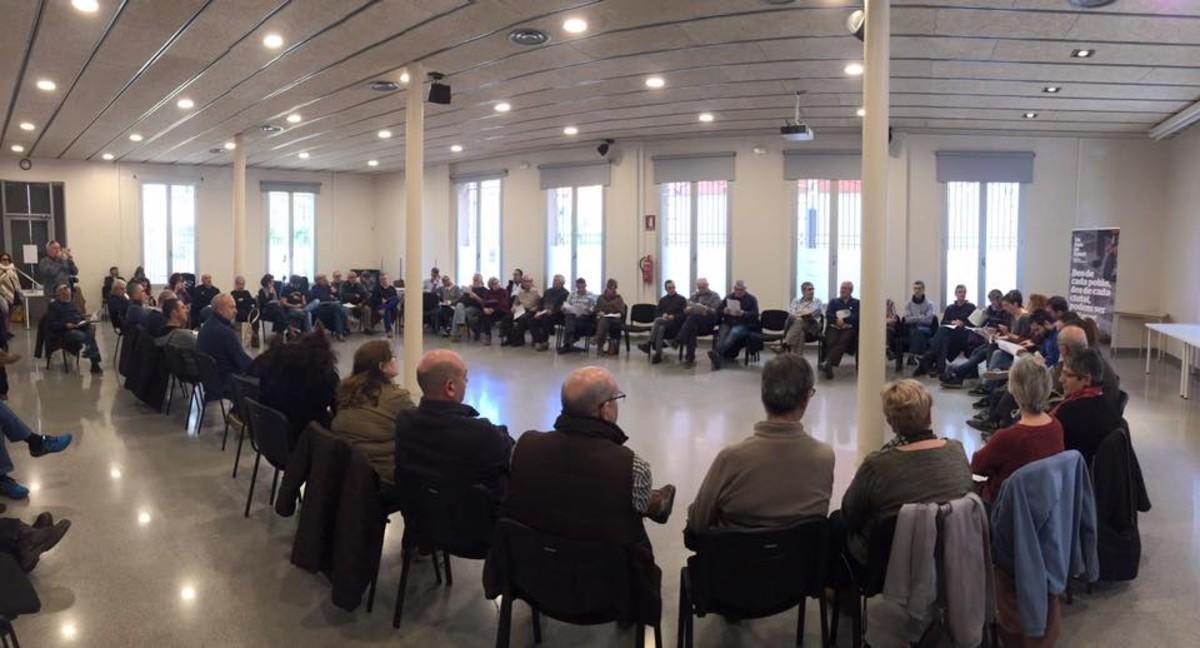 Imatge de la reunió inicial de la confluència d’esquerres a Mataró, celebrada el passat mes de febrer al Cafè de Mar. 