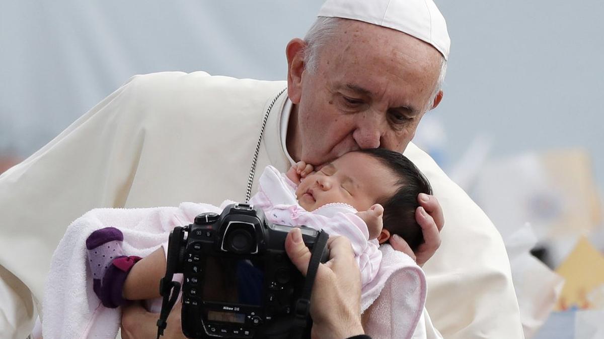 El Papa besa a un niño durante una misa en Nagasaki, este domingo.
