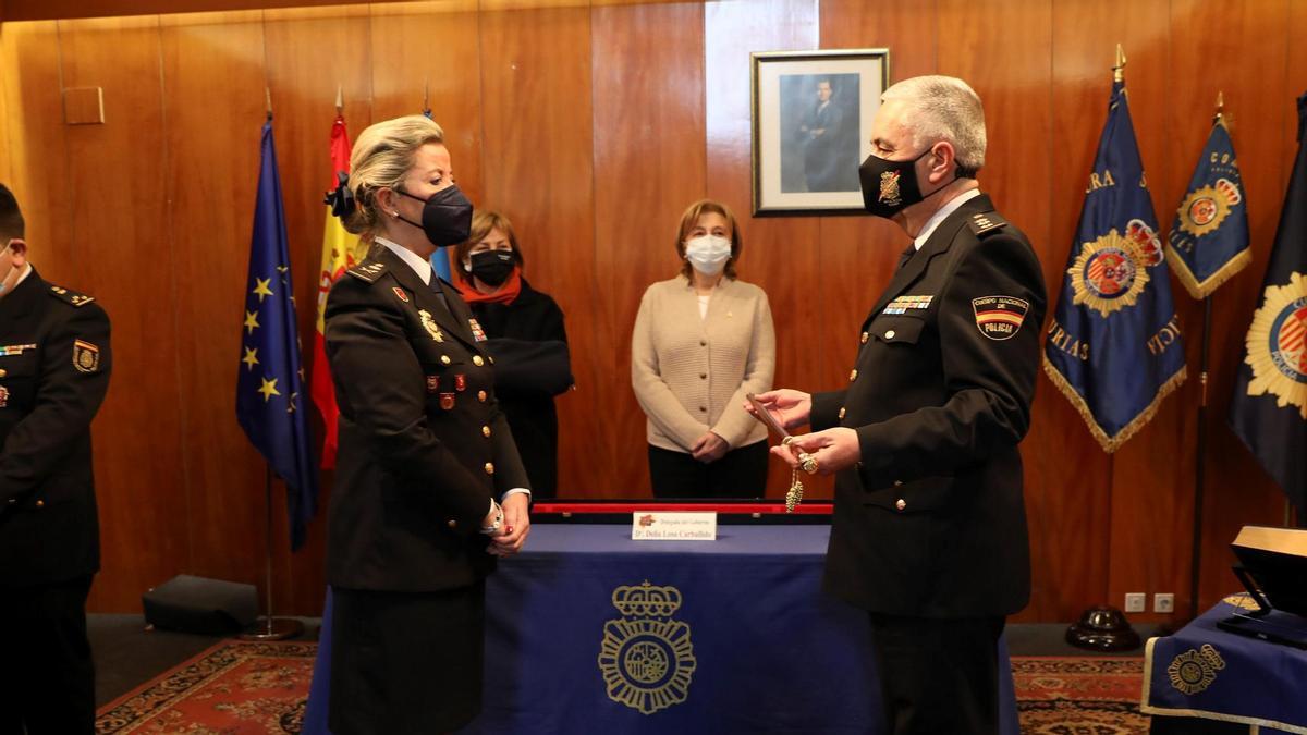 María Luisa Benvenuty entrega el bastón de mando a Alejandro Valverde.