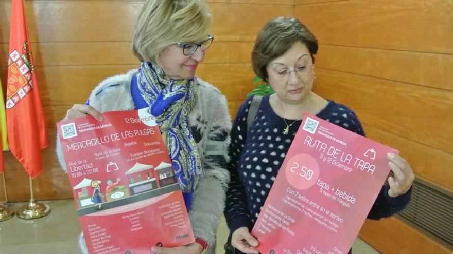 Maruja Pelegrín (i) y Carmen Piñero, presentaron el Mercadillo.