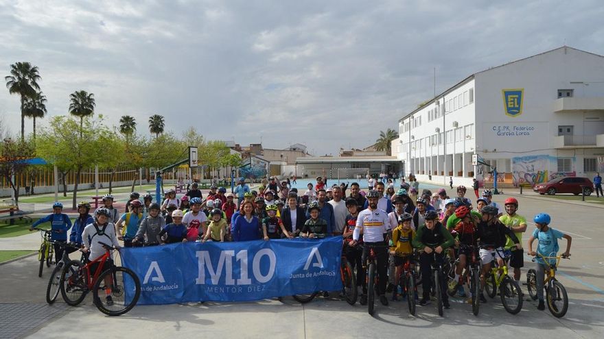 El ciclista cordobés Alfonso Cabello promociona en Fuente Palmera los valores del deporte