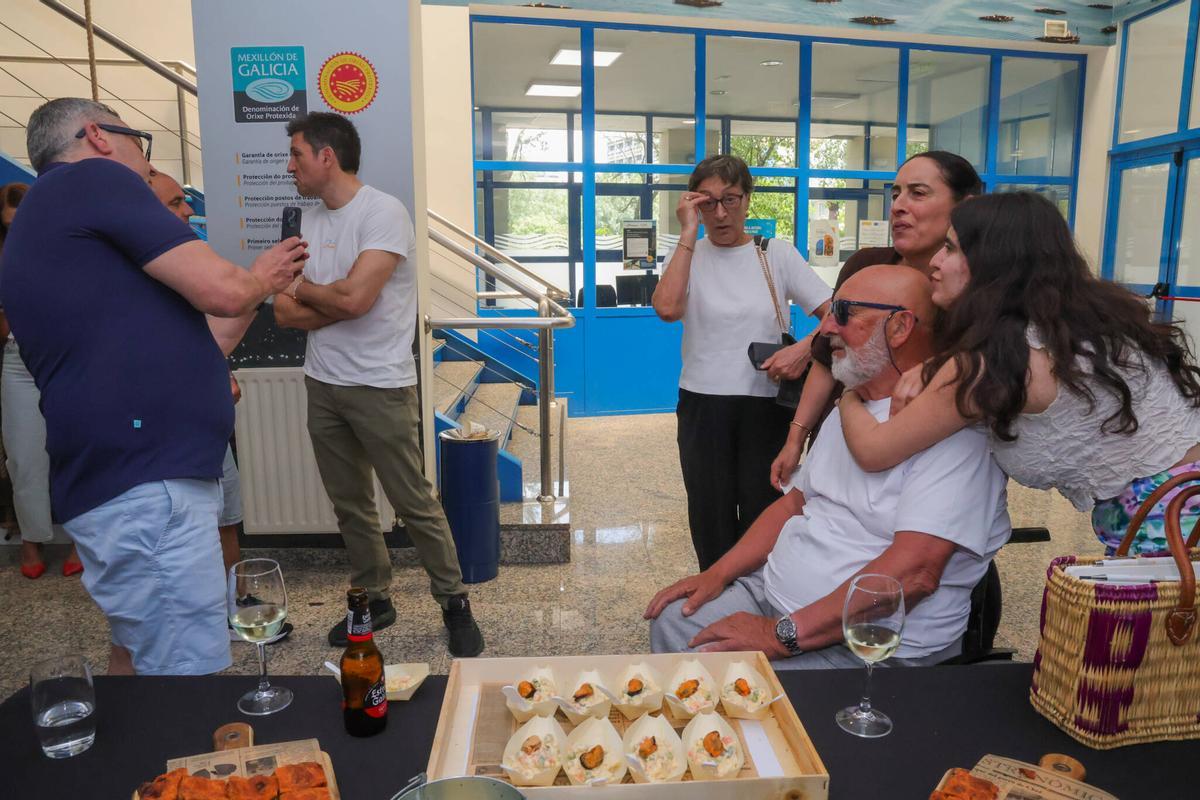 El veterano bateeiro Manuel Castro, arropado por familia y amigos, fue homenajeado por Opmega.