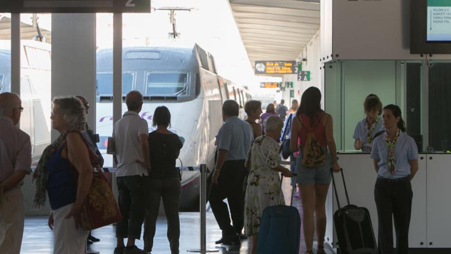 Retrasos de hasta 90 minutos en 4 trenes de Alicante por una avería en Tarragona