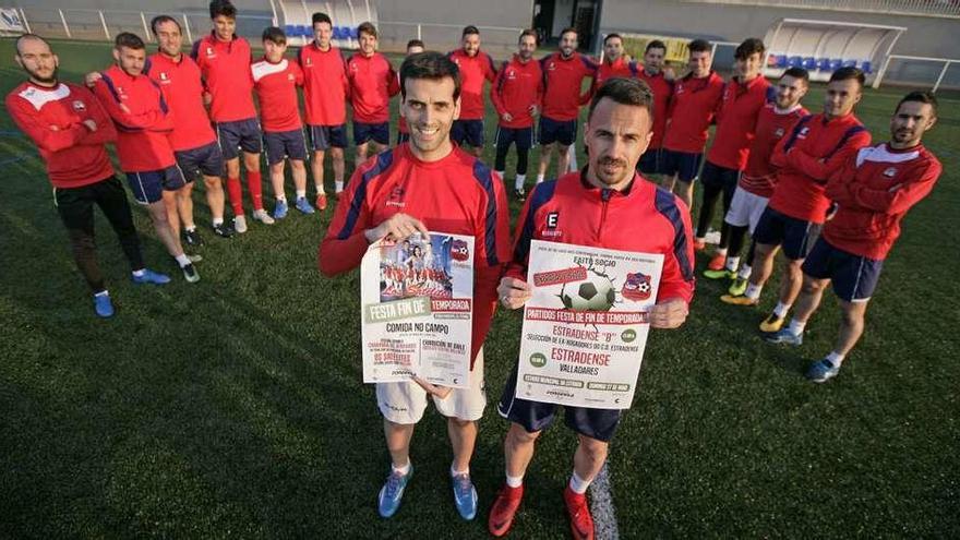 Los jugadores del Estradense posan con los carteles de la fiesta del próximo domingo. // Bernabé/Cris M.V.