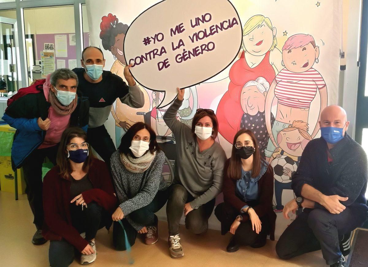 Docentes del IES Monegros-Gaspar Lax con los paneles de la exposición &#039;Viñetas por la igualdad&#039; del Gobierno de Aragón.