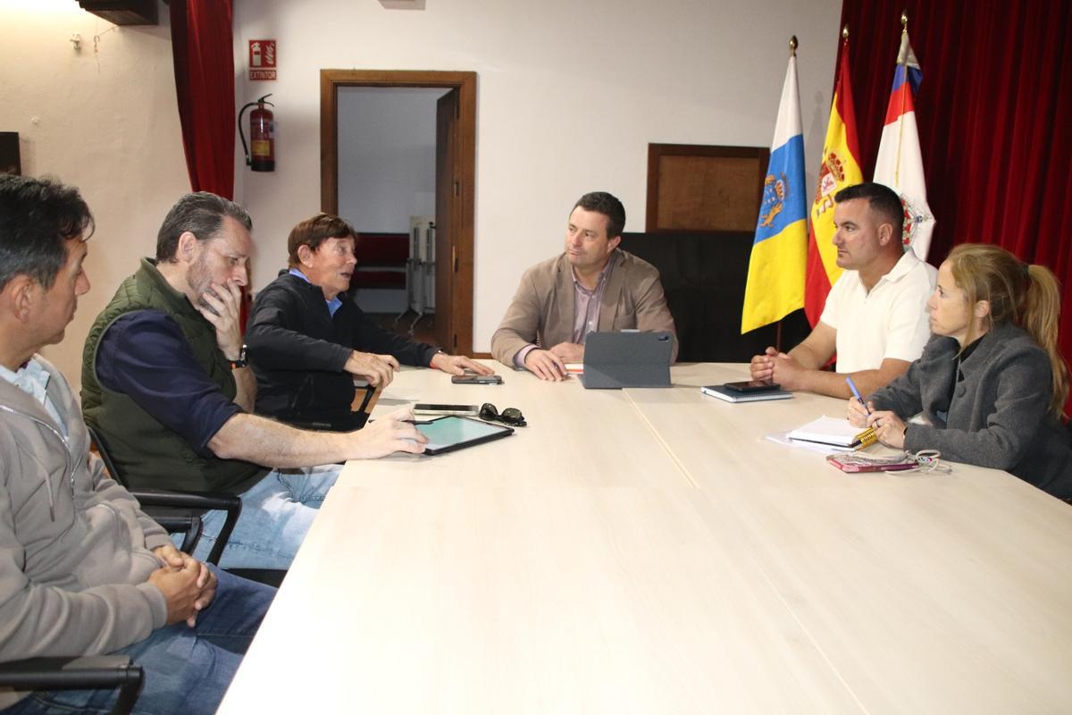 Reunión entre representantes del Ayuntamiento de Yaiza y Montaña Roja para reparar los daños de la borrasca Therese en Playa Blanca