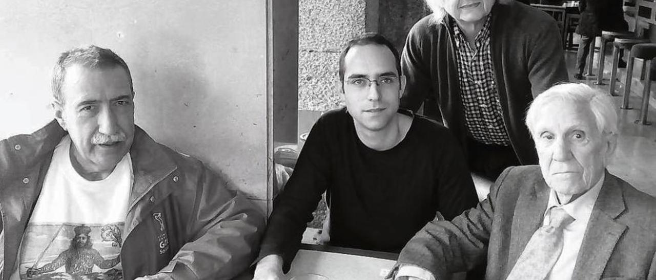Imagen de archivo de Araguas, Yáñez y Pereira, con Sabino Torres, el editor fallecido. // Lidia Teixeiro