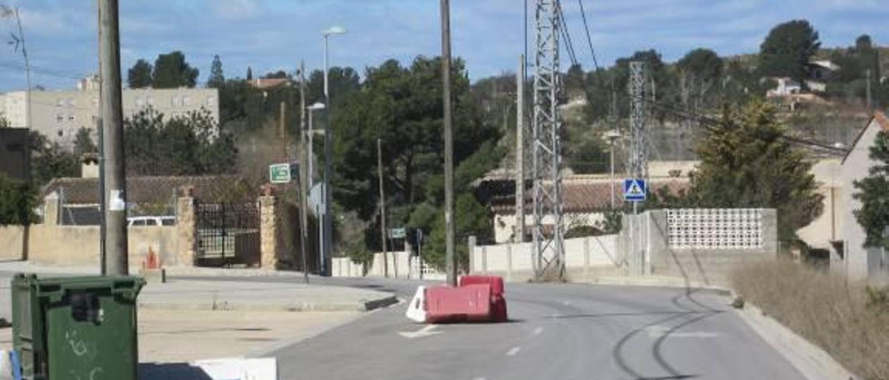 Los postes antiguos de la luz ocupan los viales.