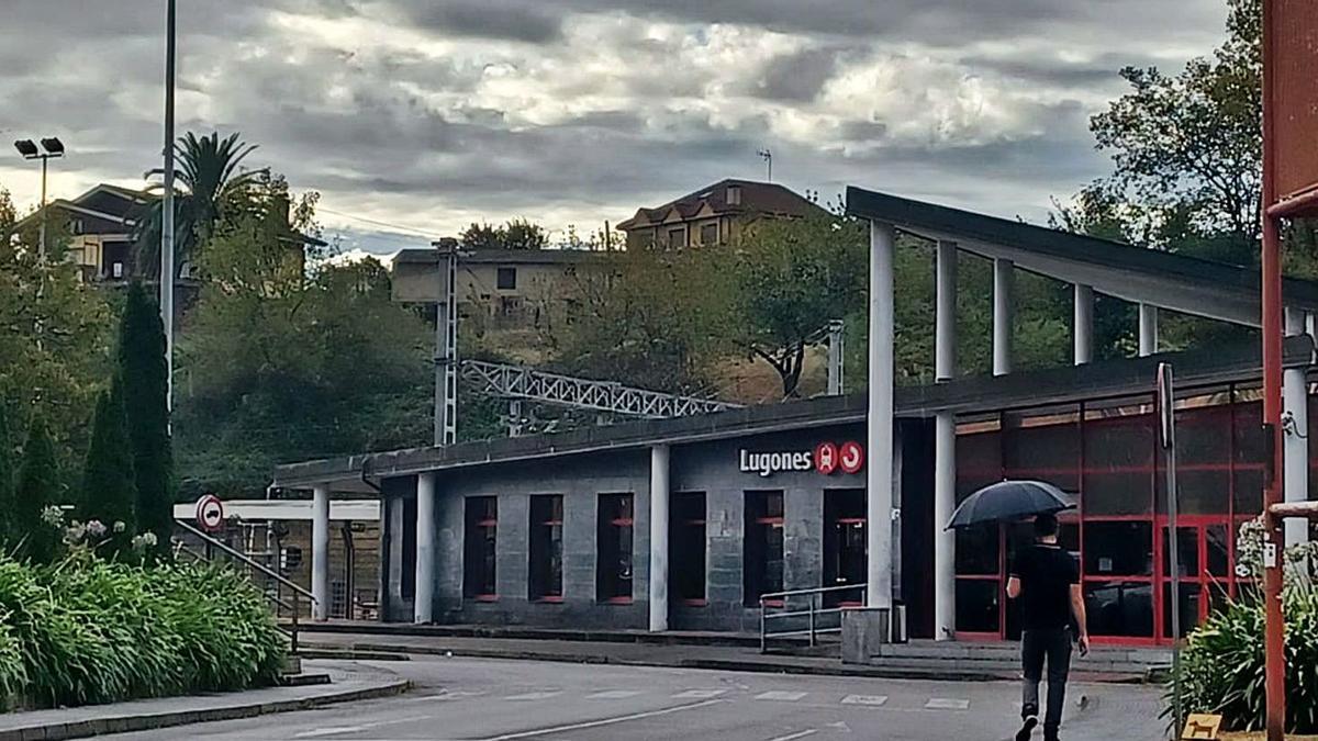 Zona de entrada a la estación de tren de Lugones, cuyo entorno será mejorado. | P. Tamargo