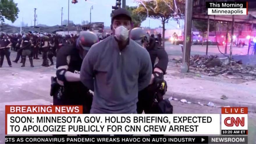 Detienen a un equipo de la CNN en pleno directo en las calles de Minneapolis