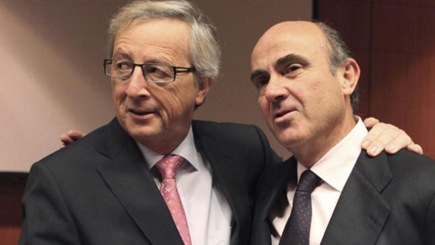 Juncker, junto a De Guindos.