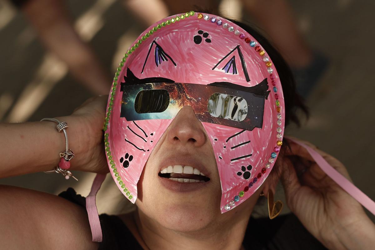 Una persona con máscara y gafas espera el eclipse de Sol en Madrid. Una persona con máscara y gafas espera el eclipse de Sol en Madrid.